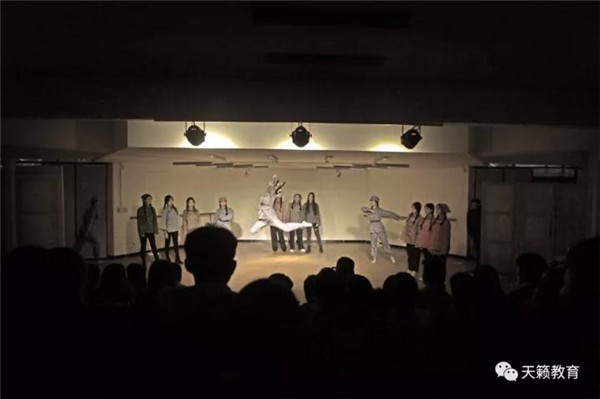 表演二班《光明村新年晚会�? width=