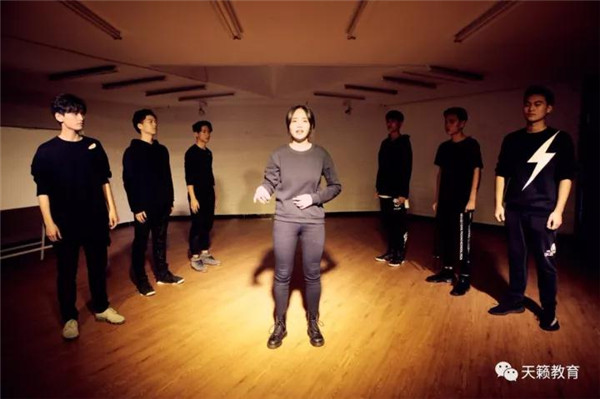 表演校一班《异地恋�? width=