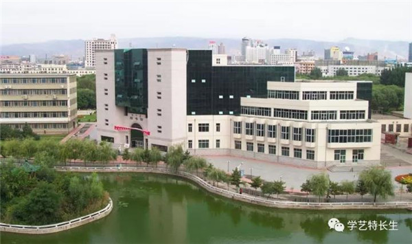 内蒙古艺术学�? width=