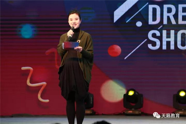 天籁艺术学校副总裁高颜�q�_��士开�q�致�? width=