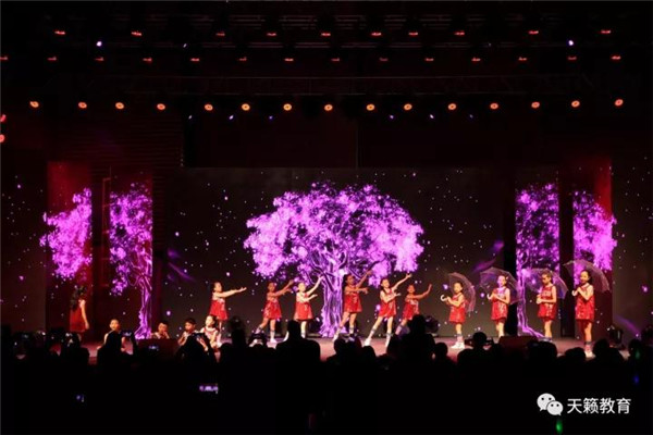 天籁���儿?琴�v琴行 宝贝们的��C��表演《无与��u比的���丽�? width=