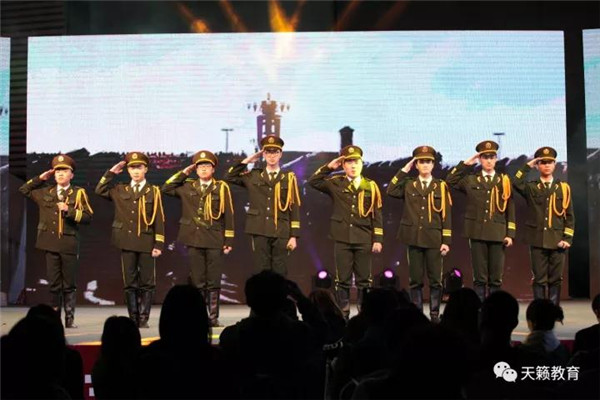 合唱《共青团员之歌�? width=