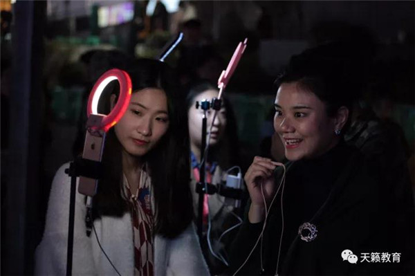 天籁艺术学校副总裁高颜�q�_��士接受主播采访与�|�友互动