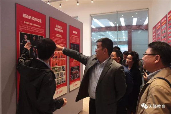 与会领导、嘉宑֏�观天�c�艺术学�? width=