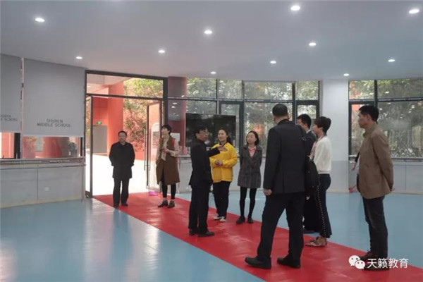 天籁艺术学校副总裁龚�{先生(�?)接待讲解