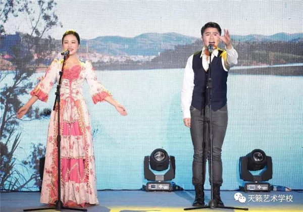 播音专业配乐朗诵《钢铁�? width=