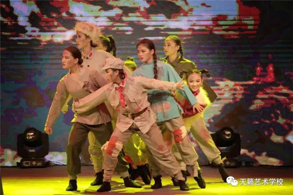 舞蹈专业���体舞《八��x��江�? width=