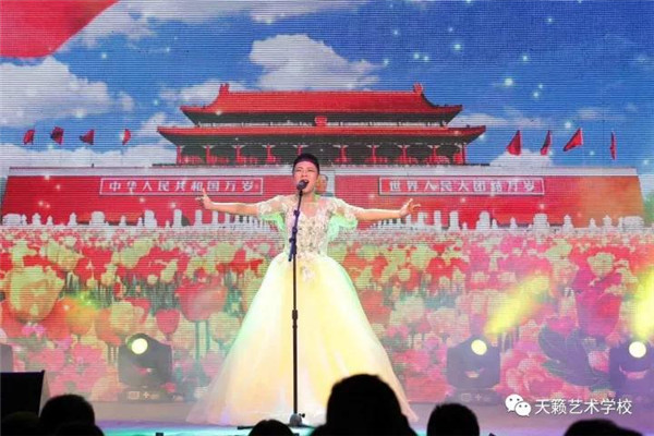 音乐专业女生独唱《我�׃��中国�? width=