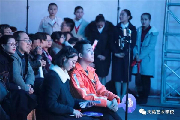 �|�络��L��在梦想秀现场观看节目