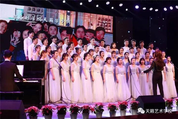 音乐专业大合唱《青春舞�?当那一天来临�? width=