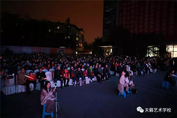 �|�红��L��在活动现��Z��观众亲切互动