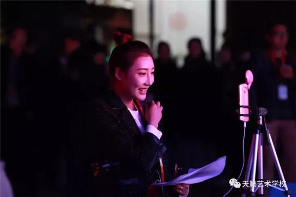 �|�红��L��在活动现��Z��观众亲切互动