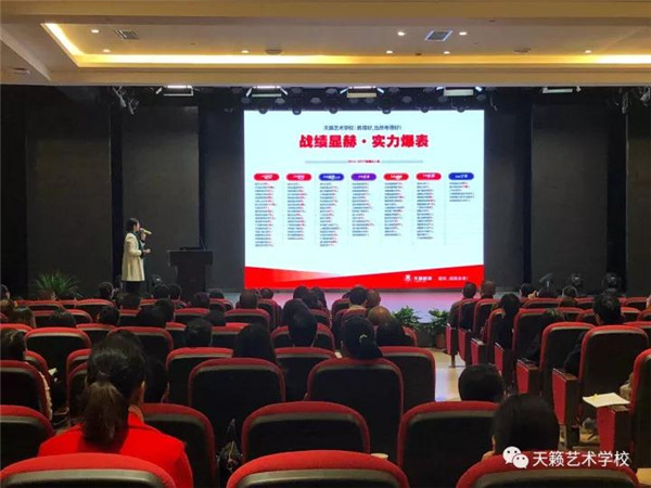 天籁艺术学校副总裁高颜�q�_��士向安���们介�l�天�c�历�q�成�l? width=