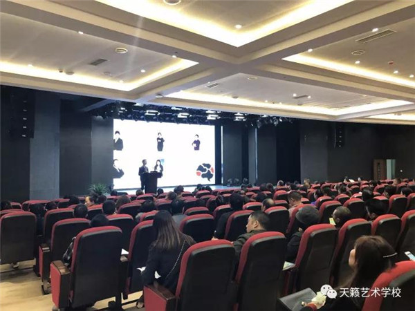 文化部老师与家长亲切交��? width=