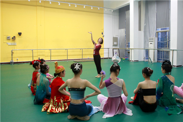 舞蹈专业教师译֠�教学