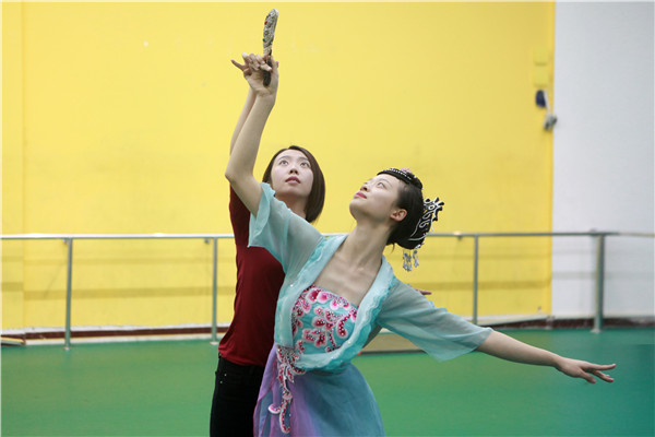 舞蹈专业教师译֠�教学