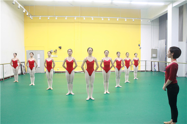 舞蹈专业教师译֠�教学