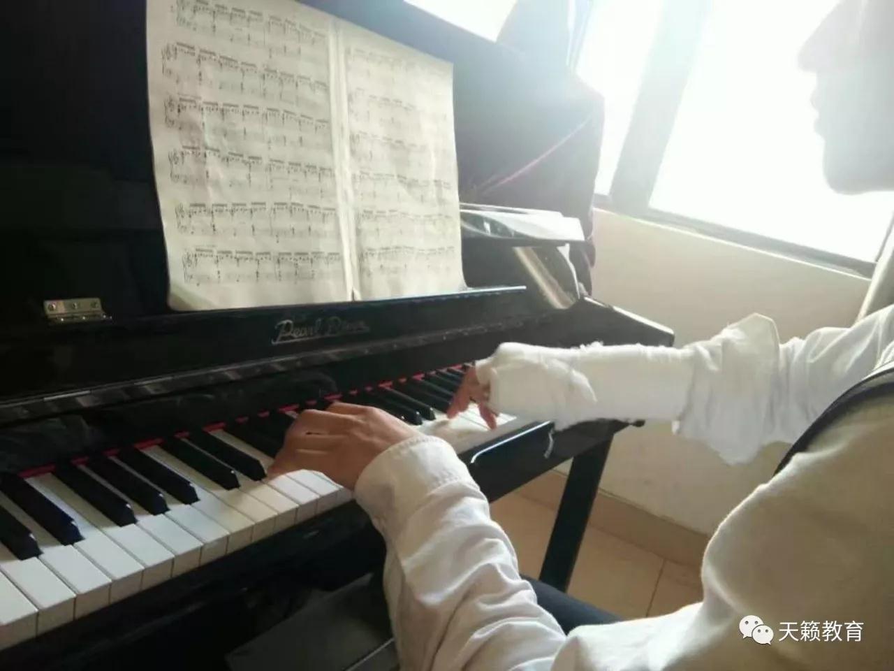 刘俊江同学手骨折了仍然坚持练�? width=