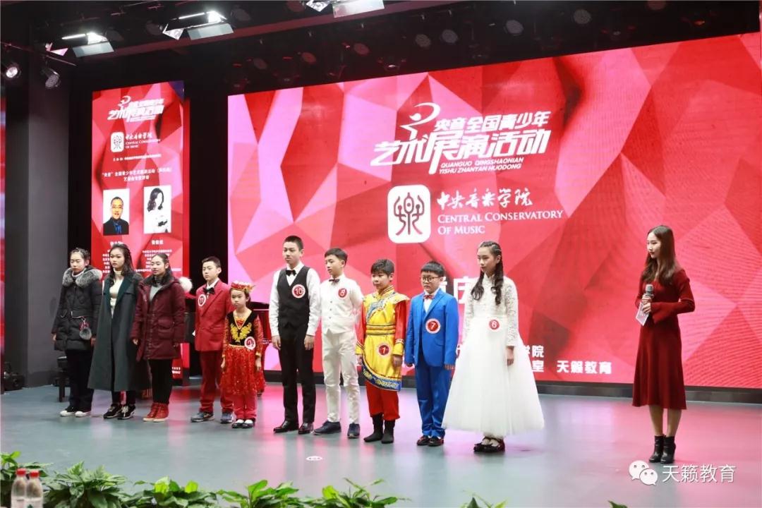 ���选手们认真們֐�老师们的点评