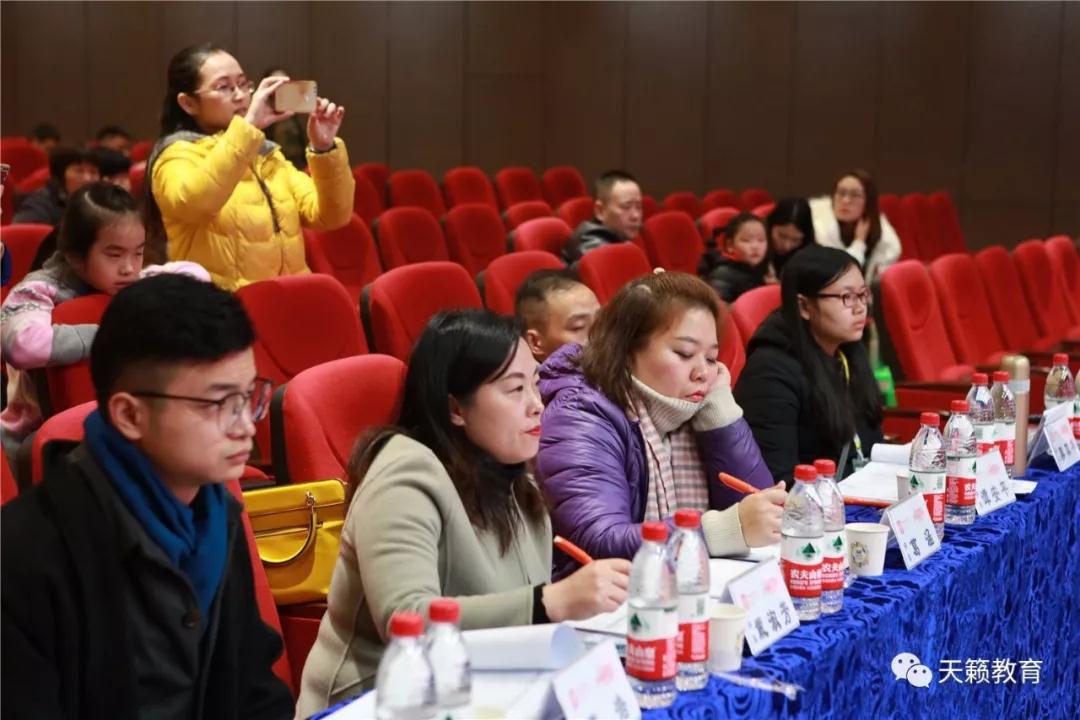 天籁艺术学校重庆校区教学副校长戴淑芬(左二)