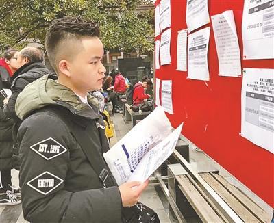 “地震小英雄”林���参加艺�? width=