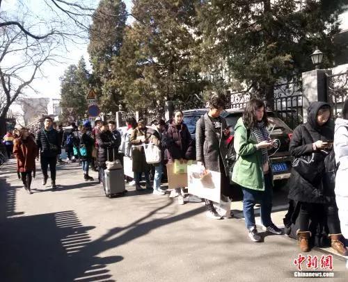 中央戏剧学院偶剧�p�考生正在排队