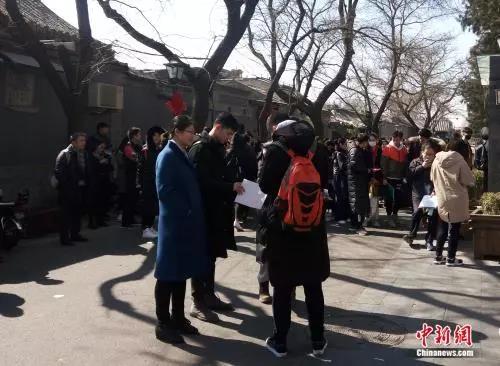 中央戏剧学院门口�Q�艺考生正在�{�待考试