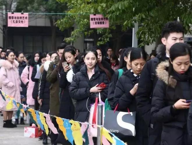 �����现�? width=