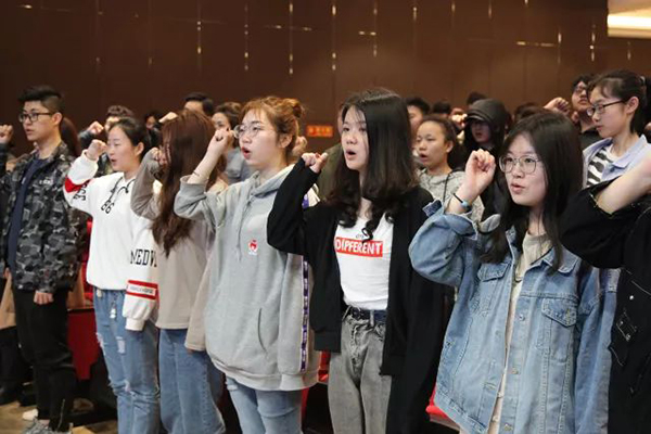 天籁艺术学校2018届高考誓师大�? style=