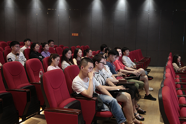 川音钢琴大师来我校讲�? width=