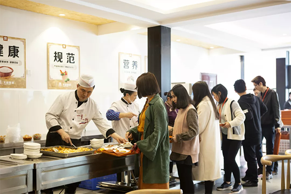 正在食堂打餐的同学们