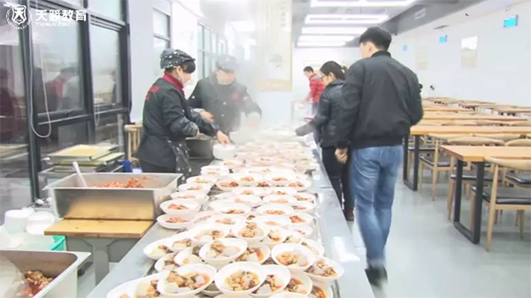 正在食堂打餐的同学们