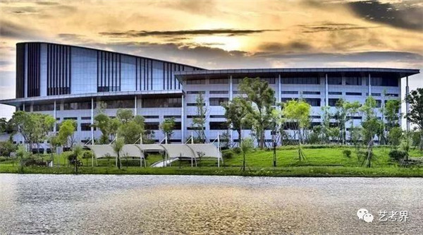 ���江传媒学院