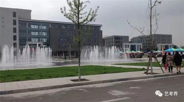 ��p��传媒学院