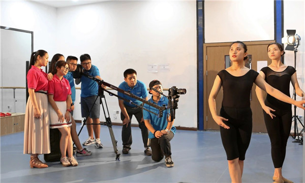 �����培�? />  
</p>
<p>
	<strong>三、专属学习报�?/strong>  
</p>
<p>
	教考结�?��d��短板 高分更轻�?
</p>
<p>
	以“教考结合”的形式�Q�通过每周考核、每月测试，分析学生在每个阶�D늚�学习情况�Q��Ş成专属学习报告，便于巩固旧知、查漏补�~�，更好地备考�?
</p>
<p style=