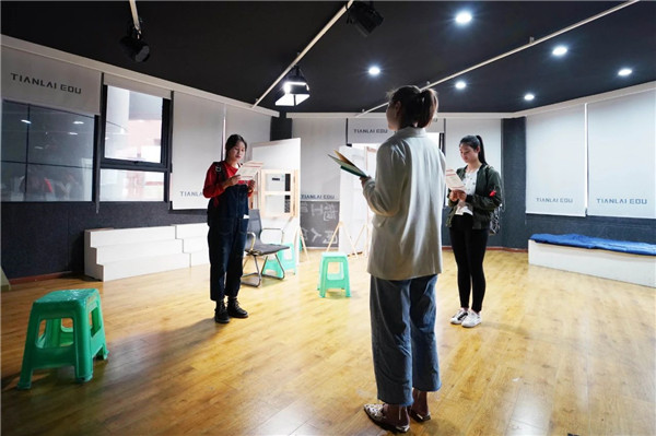 �����培�? />  
</p>
<p>
	<strong>二�?V1个性化评���定制</strong> 
</p>
<p>
	分层分阶�D�|���?0基础也能上名�?
</p>
<p>
	�Ҏ��学生个�h需求、学习成�l�及目标院校�Q�专属导�?V1�Ҏ��位学生进�?60��全方位分析，量��n定制个性化评���及考学�Ҏ���Q�有针对性地开展定向培育教学计�?
</p>
<p style=