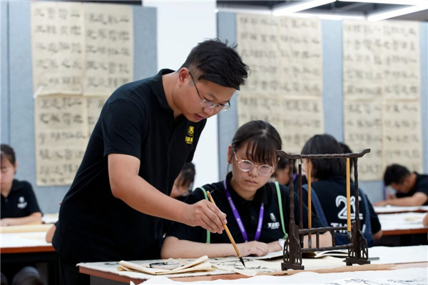 �����培�? />  
</p>
<p>
	<strong>三�?V1专业班主��L��学跟�t?/strong> 
</p>
<p>
	�_����化双师管�?���保学生学习效率
</p>
<p>
	学校首创“专�?徯���”双班主��d���Q�专业班��M�Q1V1对学生的学习�q�度、成�l�和状态进行跟�t�分析及梳理�Q�每一位同学都会获得阶�D�|��学习报告�?
</p>
<p style=