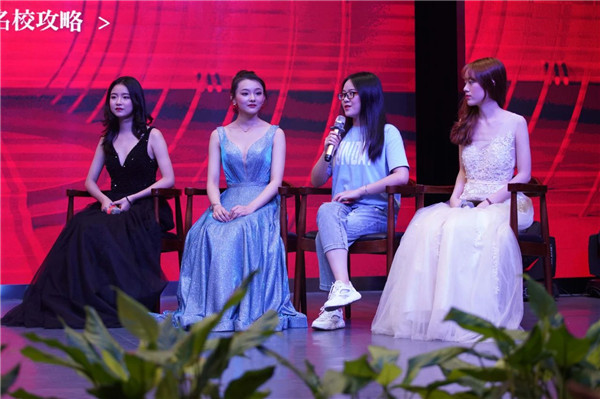 �����培�? /> 
</p>
<p>
	<strong>八�?V1问诊式家长会�?/strong> 
</p>
<p>
	家校携手 凝心聚力为孩子保驾护�?
</p>
<p>
	�����一步加强学校与家庭、教师与安���之间的密切联�p�，天籁采用1V1“问诊”的形式�Q�通过电话、网�l�、面谈等形式与家长深入沟通，共同解决孩子在学习成长过�E�中���到的问题�?
</p>
<p style=