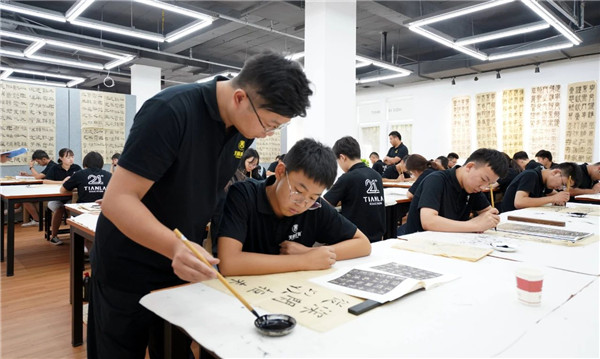 �����集�? /> 
</p>
<p>
	<strong>三、文化艺术同步教�?/strong> 
</p>
<p>
	艺术学习的同�?无须担心文化成�W
</p>
<p>
	天籁�Ҏ��艺术高考特性优化教学结构，合理安排艺术、文化学习的旉���配置�Q�聘请重点中学优�U�教师�Q�针对艺术生的文化短板制定提分策略，不让��M��一个艺术生因文化落榜�?
</p>
<p style=