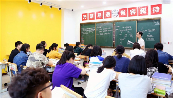 �����集�? /> 
</p>
<p>
	<strong>四、数字化�|�络教学服务</strong> 
</p>
<p>
	学生���不出户便可享受<a href=