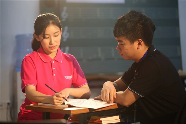 高考集�? /> 
</p>
<p>
	<strong>六、全国送考带考服�?/strong> 
</p>
<p>
	全程专�R专�h带�?全程专业老师陪同
</p>
<p>
	天籁送考带考服务，��q��验丰富的专业师资带队�Q��ؓ学生提供安全、便捗���舒适的�����环境。名师同行，开展考前针对性强化训�l�，���保考生从容应考，考出好成�l��?
</p>
<p style=