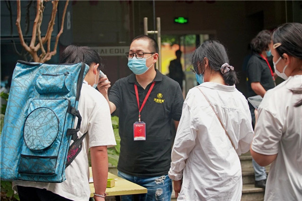 高考集�? /> 
</p>
<p>
	<strong>�q�梦路上——认真学习的你最耀�?/strong> 
</p>
<p>
	不动摇，不惰怠，不退�~�，为梦想不懈，为未来努力，�q�是每个天籁学子都独��L���Ҏ���?
</p>
<p>
	无论是在��d���ȝ��<a  style=